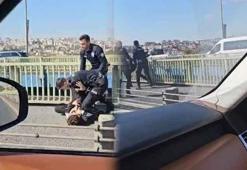Polis Haliç Köprüsü'nde intihar etmek isteyen kişiyi son anda yakaladı