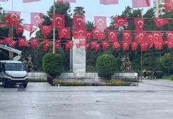 Adana'da Cumhuriyet Bayramı hazırlıkları: Caddeler kırmızı - beyaza büründü!