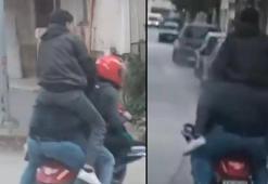 Bu da oldu! Motosiklete sığmak için sürücünün omzuna çıktı, ölüme adeta meydan okudular