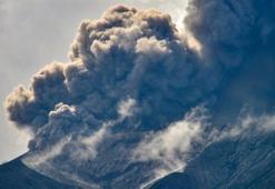 Endonezya'daki Marapi Yanardağı yeniden faaliyete geçti