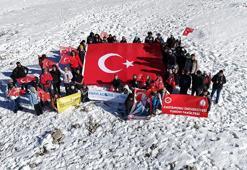Cumhuriyet'in 101. yılını Ilgaz Dağı'nın zirvesinde İstiklal Marşı okuyarak kutladılar