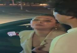 Motosiklet sürücüsüyle tartışan kadın sürücü, görüntüsünü çekene de hakaret etti