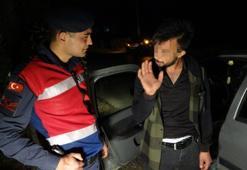 Alkolün etkisiyle arabada sızdı, jandarma ile diyaloğu yüzleri gülümsetti