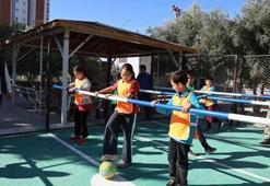 Sosyal medyada gördüler geri dönüşümden dev oyuncaklar yaptılar: Okul bahçesinde dev langırt!