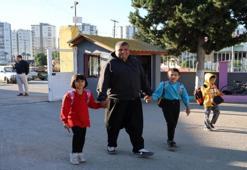 Adana'dan sıcak bir hikaye! Engelli babanın çocuklarını okutma azmi yürek ısıtıyor