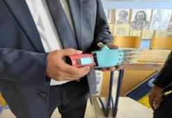 Batman'da dağ eteğindeki lisede üç boyutlu baskıyla protez el yapıldı