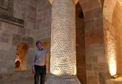 Hiçbir motif kendini tekrar etmiyor: Sivas Divriği Darüşşifası'nda 'Z' sütunu turistlerin ilgisini çekiyor!
