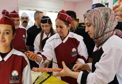 Adana Kebap emin ellerde! Ustalarından tüm püf noktalarını öğrendiler