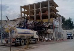 Adıyaman'da hasarlı binalar yıkılıyor