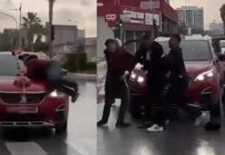 Para için düğün arabasının üzerine atladı, damattan dayak yedi