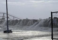 Avcılar'da fırtına denizi taşırdı! Dalgalar 5 metre yükseldi