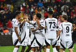 Beşiktaş’ta oyun sistemi değişiyor! Bronckhorst’un yeni kadrosu belli oldu