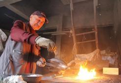 Çorum'da bu işi yalnızca o yapıyor! Ateşin başında adeta nakış gibi işliyor