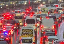Sağanak yağışlar İstanbul'da etkili oldu! Trafik yoğunluğu yüzde 90'a ulaştı