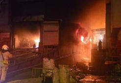 Beylikdüzü'nde fabrika yangını: Müdahale sürüyor