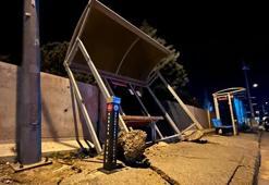 Bursa'da lodos: Ağaçlar devrildi, durak yerinden söküldü