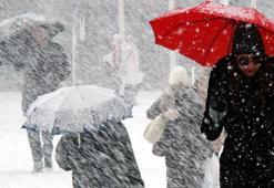 Lapa lapa kar yağışı İstanbul'da etkili oldu! Meteoroloji'den 44 şehir sarı ve turuncu kodlu alarm