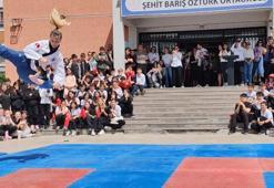 Eskişehir'de Dünya ve Avrupa tekvando şampiyonu öğretmen uçarak ders veriyor