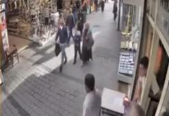 İzmir'de durduk yere kadına çelme takan şahsa esnaftan meydan dayağı!
