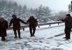 Karda mahsur kalınca halay çekmeye başladılar!