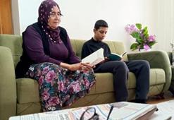 Bu ilçede her akşam 20 dakika hayat duruyor! Genci yaşlısı kitap okuyor