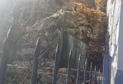 Feke'de kaya parçası 2 eve hasara neden oldu