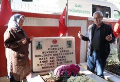 Şehit olan oğlunun kabrinin başından bir gün olsun ayrılmıyor