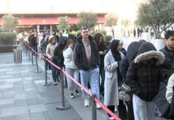 Esenyurt'ta Şahane Cuma indirimlerinden faydalanmak isteyenler metrelerce kuyruk oluşturdu