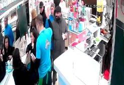 Taksim'de ilginç olay: Hesabı ödememek için tabağına saç koydu! O anlar kamerada
