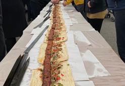 Adana lezzetleri Ankaralılara ikram edildi! 106 metre uzunluğunda Adana Kebap sergilendi