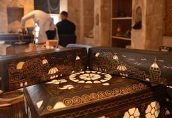 Osmanlı saraylarını süsleyen sedef ve kakma ürünleri Mardin'in dini ve etnik kültürü ile ahşapta yeniden hayat buluyor