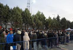 Silivri'de vatandaşlar bin TL'lik hediye çeki için akşamdan çadır kurup beklediler!