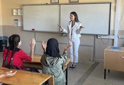 İzmir'de işitme engelli ailenin kızı olan Deniz öğretmenden öğrencilerine gönüllü işaret dili eğitimi