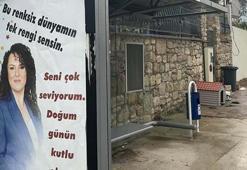 Çanakkale'de bir adam eşinin doğum gününü reklam panolarına astığı afişlerle kutladı