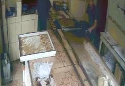 Simit yaparken üzerine kızgın pekmez döküldü! O anlar kamerada