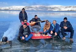 Çıldır Gölü buz tutmaya başladı: Yüzeyi buz tutan gölde renkli görüntüler ortaya çıktı