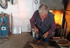 Ocak başında yarım asrı çoktan devirdi! 6 yaşından beri demir dövüyor