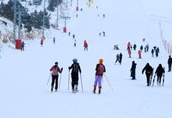 Erzincan'da kayak severler Ergan Dağı'na akın etti