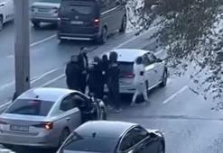 E-5'te akan trafiğe aldırmadan yumruk yumruğa kavga ettiler