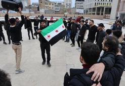 Bu görüntüler Türkiye'den! Suriyeliler Esad'ın devrilmesini konvoylarla kutladılar! Dünya basını Esad'ın çöküşünü böyle verdi