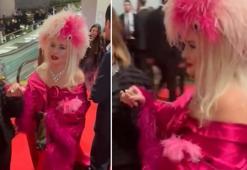 Banu Alkan, Altın Kelebek Ödül Töreni'nde elbisesinin azizliğine uğradı