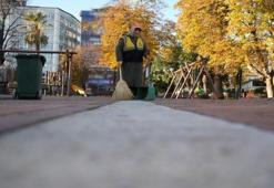 Kızının okul yolunu her gün süpürüyor! Fedakar annenin bir tek dileği var