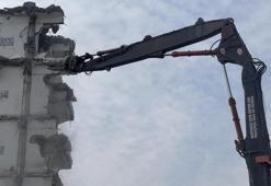 Kahramanmaraş'ta ağır hasarlı binaların yıkımı devam ediyor