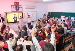 Seyhan'da 'Kitapla Büyü Sağlıkla Güçlen' projesi ile çocuklara film keyfi