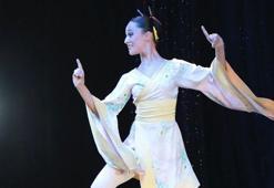 Çift yumurta ikizleri 14 yıldan Antalya'da aynı sahneyi paylaşıyor