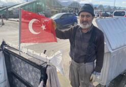 Eskişehir'de geri dönüşüm işçisi çöpte bulduğu Türk bayraklarını bisikletine asıyor