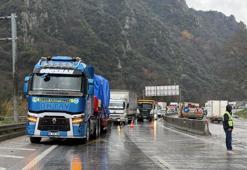 Sakarya D-650 karayolundaki kaza trafiği felç etti! Tır sollama yaptı