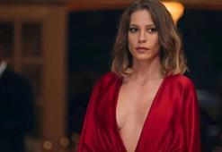 Serenay Sarıkaya ilginç tarzıyla dillere düştü! 'Yorgan giymiş'
