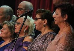 Antalyalı kadın, gündüz muhtar akşam solist oluyor