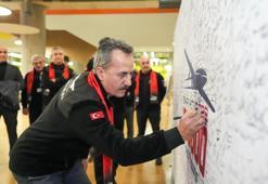 Savunma Sanayi Başkanı Haluk Görgün, Bayraktar TB2 için hazırlanan anı panosunu imzaladı